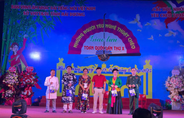 Tặng quà tại Chương trình Giao lưu những người yêu nghệ thuật chèo toàn quốc lần thứ X