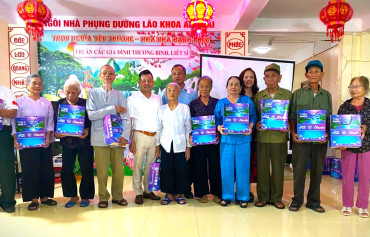Tổng Giám đốc Lê Quang Lưỡng tặng quà các gia đình chính sách trên địa bàn xã Tân Thuận, tỉnh Hưng Yên.