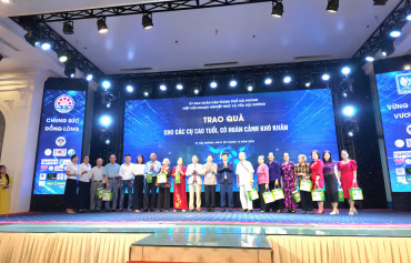 Công ty Cổ phần Phát triển Dinh Dưỡng Hoa Kỳ tặng quà Người cao tuổi có hoàn cảnh khó khăn hưởng ứng tháng hành động vì Người cao tuổi và ngày Doanh nhân Việt Nam 13-10.