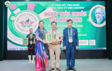 Chủ tịch HĐQT, TGĐ Công ty Cổ phần Phát triển Dinh dưỡng Hoa Kỳ nhận Kỷ niệm chương Người Thày thuốc của Nhân dân Hải thượng Lãn Ông Lê Hữu Trác.