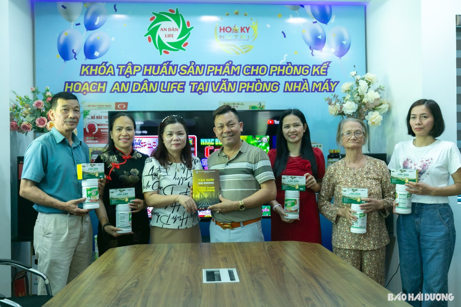 Ban Chủ nhiệm Câu lạc bộ Nhà báo nữ tặng quà đơn vị đồng hành