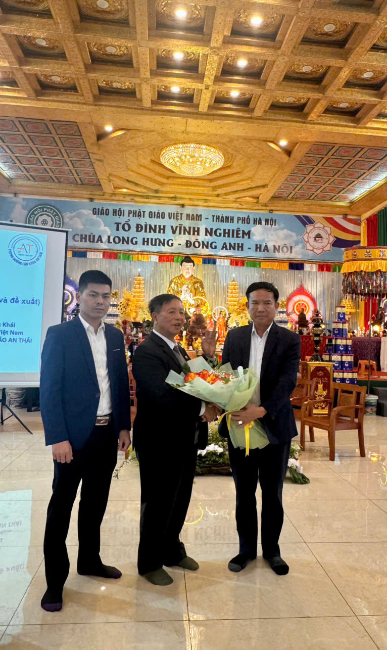 PTGĐ Lê Quang Thoại tặng quà khóa tu