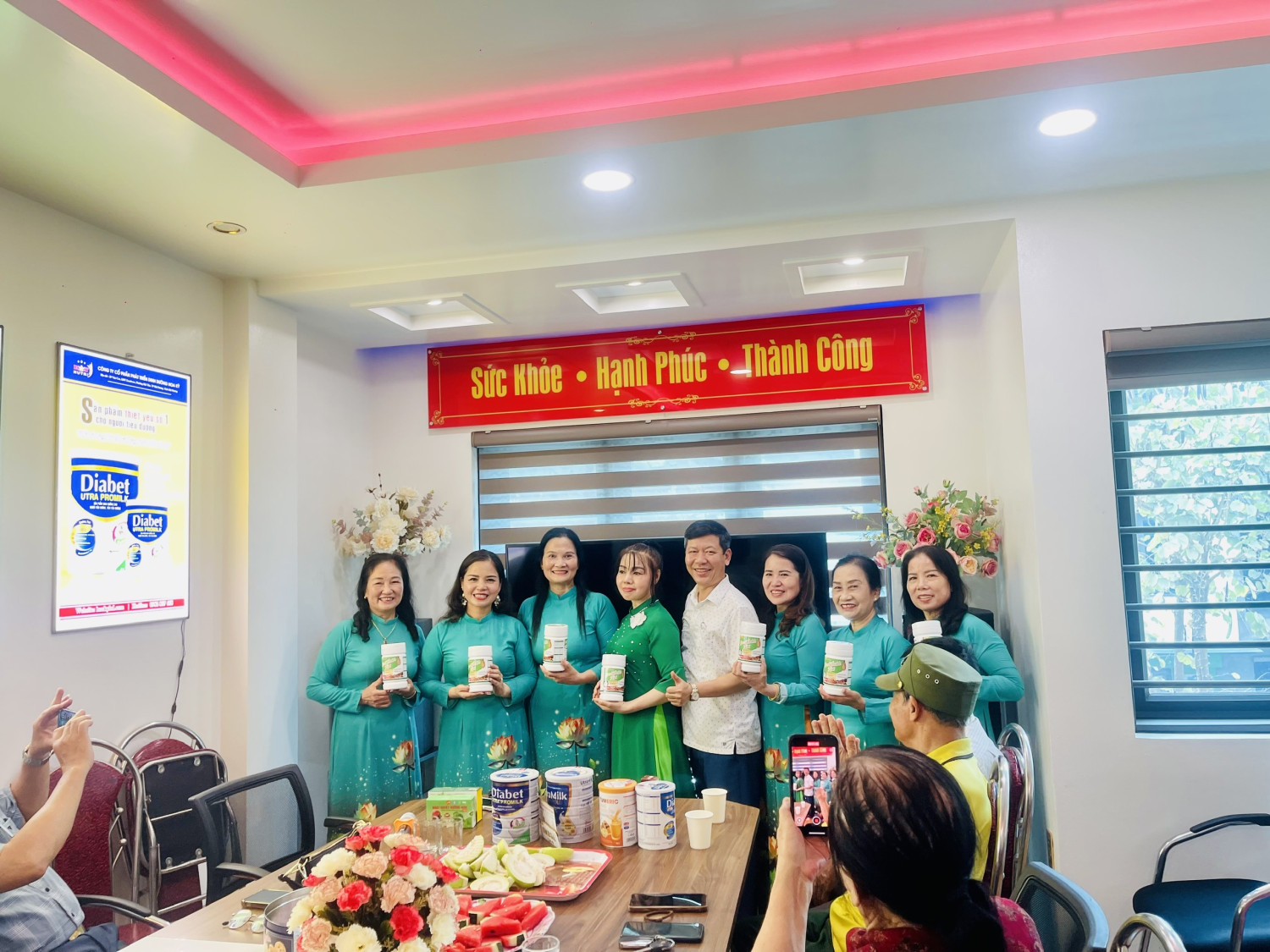 Lãnh đạo Công ty tặng quà tri ân khách hàng