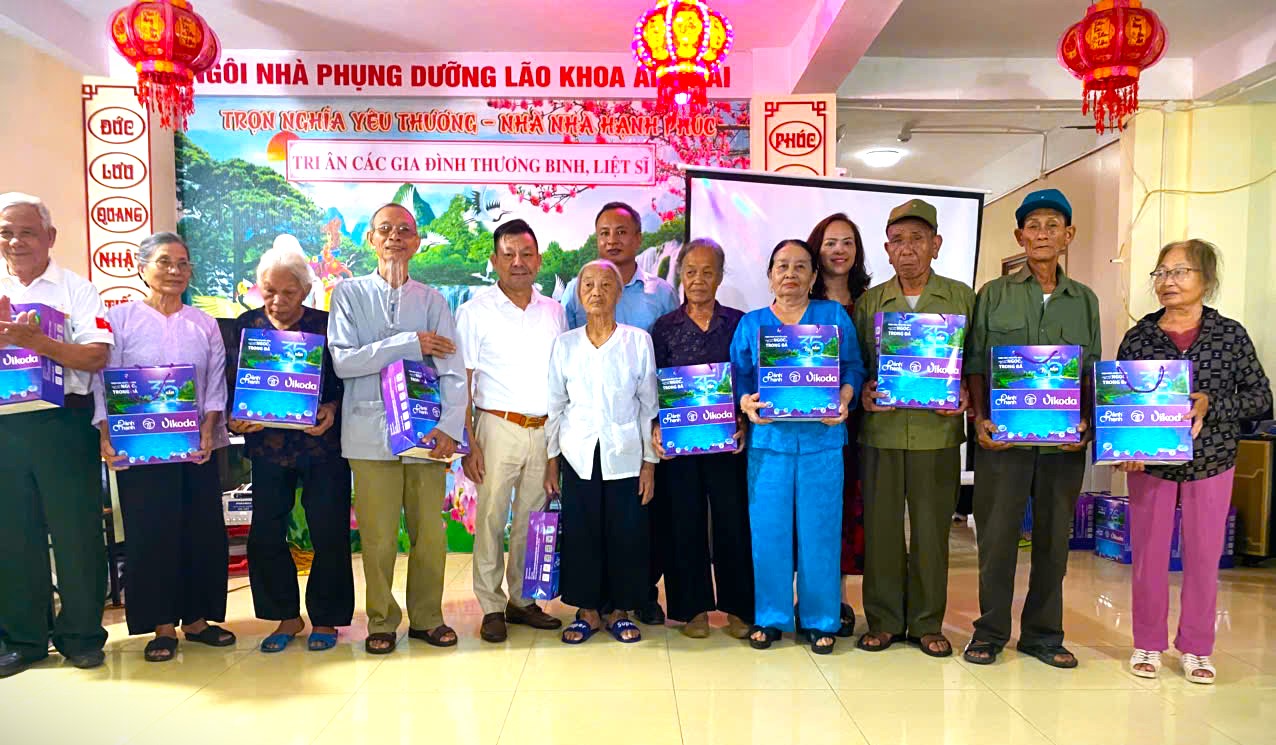 Tổng Giám đốc Lê Quang Lưỡng tặng quà các gia đình chính sách trên địa bàn xã Tân Thuận, tỉnh Hưng Yên.