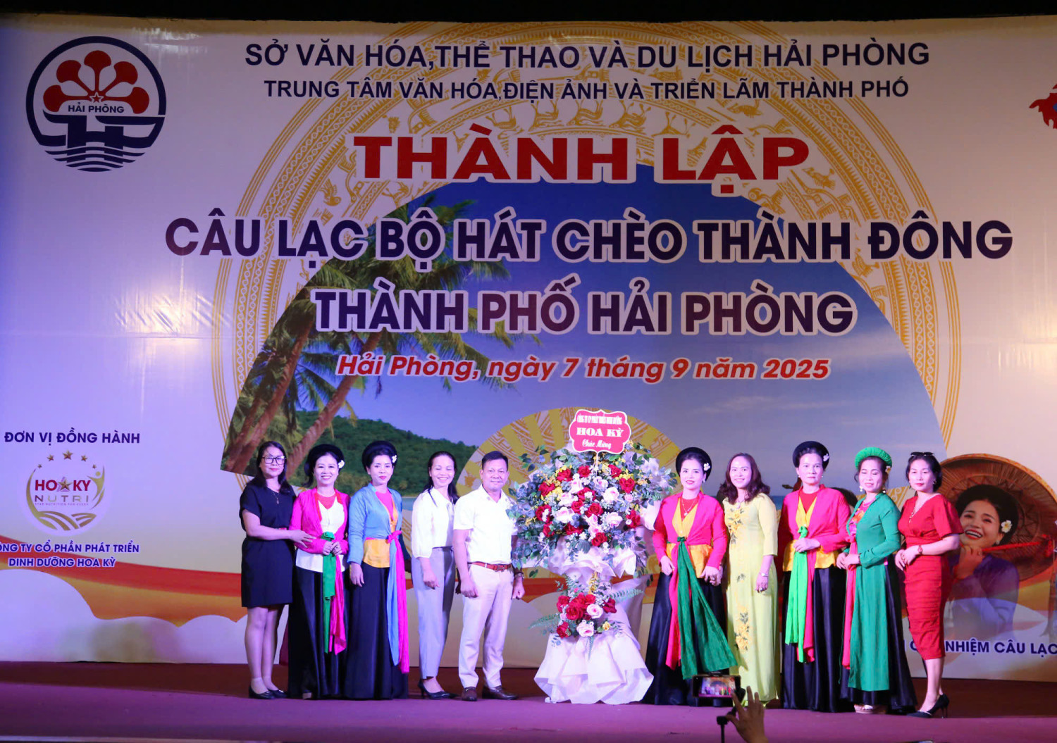 Tổng Giám đốc Lê Quang Lưỡng tặng hoa chúc mừng CLB Hát Chèo Thành Đông