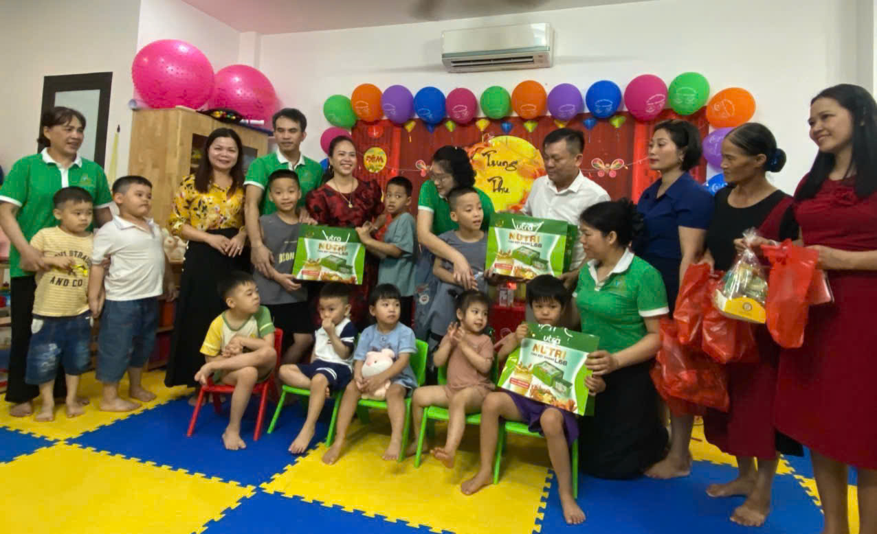 Tổng Giám đốc Lê Quang Lưỡng tặng quà trẻ em có hoàn cảnh đặc biệt nhân dịp Tết Trung Thu