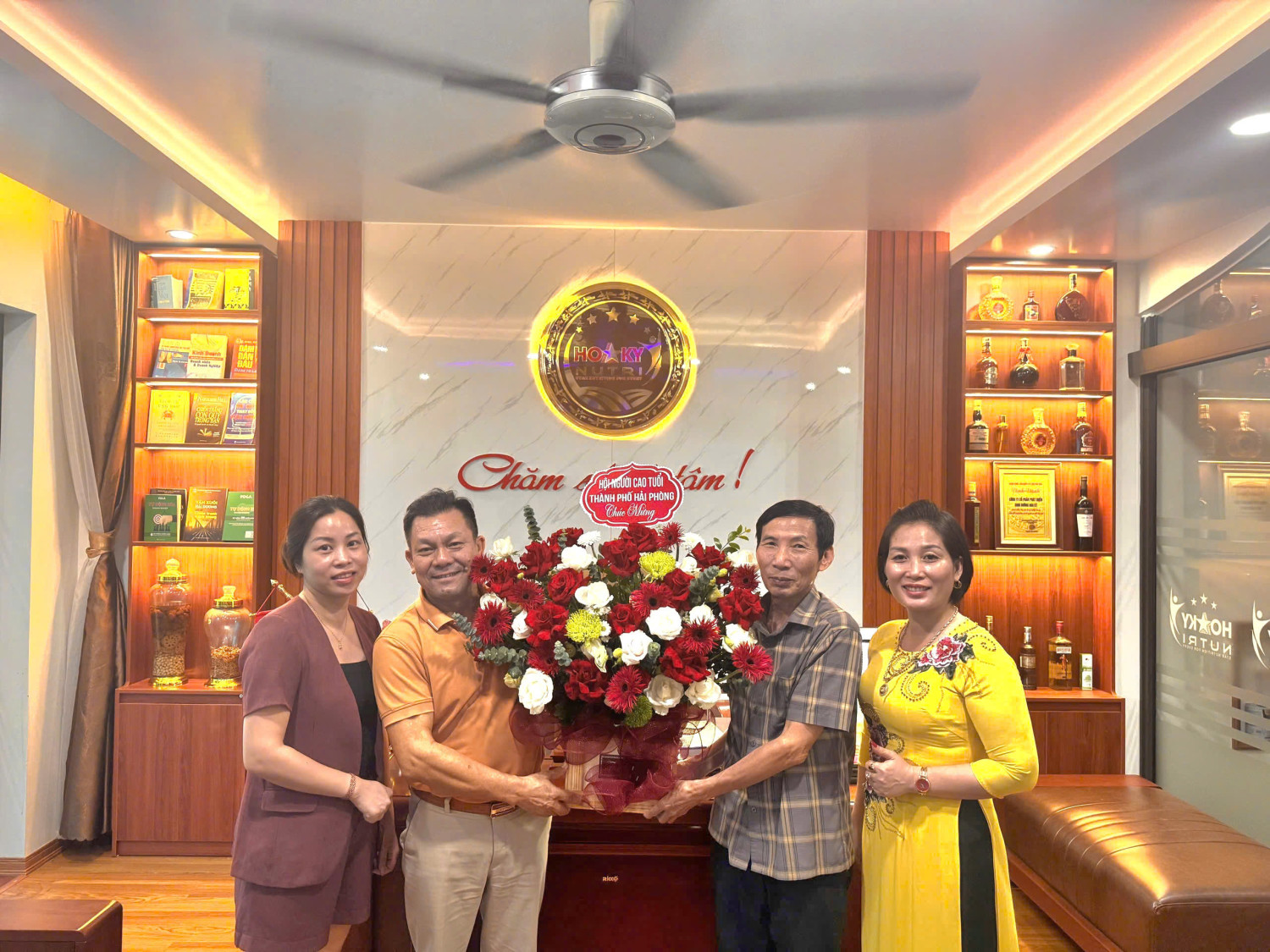 Lãnh đạo Hội Người cao tuổi thành phố Hải Phòng tặng hoa chúc mừng TGĐ Lê Quang Lưỡng