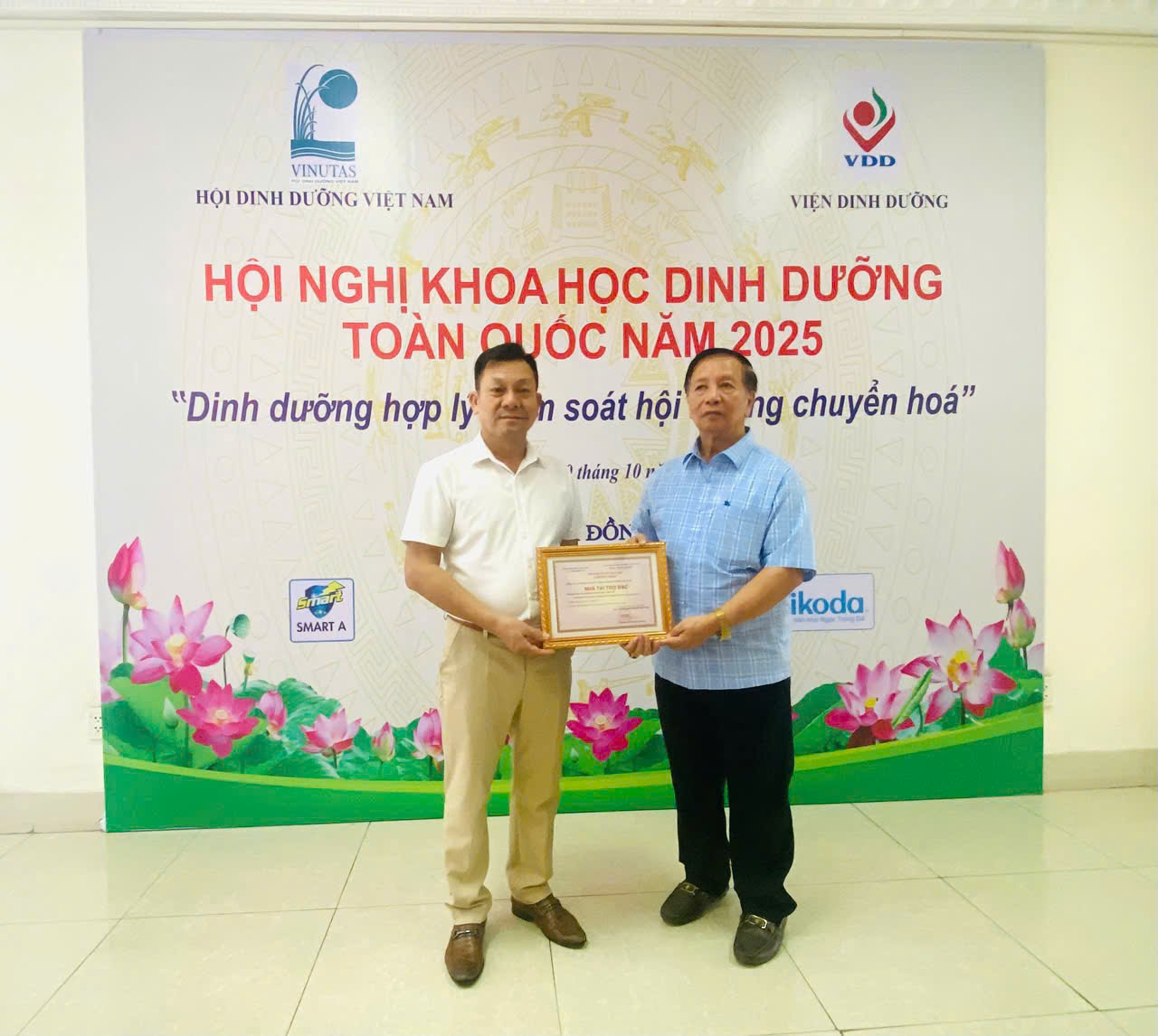 Nhà giáo Nhân dân, PGS.TS. Phạm Ngọc Khái, Chủ tịch Hội Dinh dưỡng Việt Nam trao chứng nhận tài trợ Bạc cho TGĐ Lê Quang Lưỡng