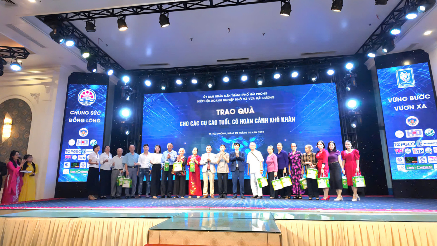 Ông Lê Quang Lưỡng, TGĐ Hoa Kỳ Nutri, Phó chủ tịch HHDN Nhỏ và vừa Hải Dương tặng quà cho Người cao tuổi có hoàn cảnh khó khăn.