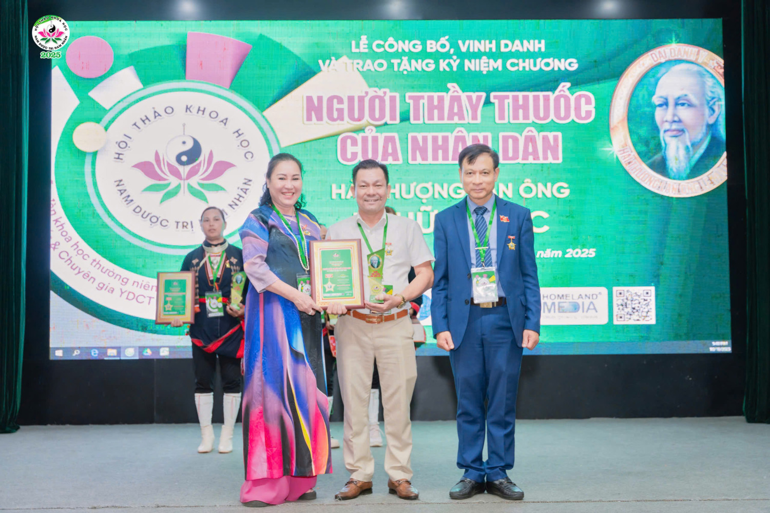 Chủ tịch HĐQT, TGĐ Lê Quang Lưỡng  đón nhận Kỷ niệm chương