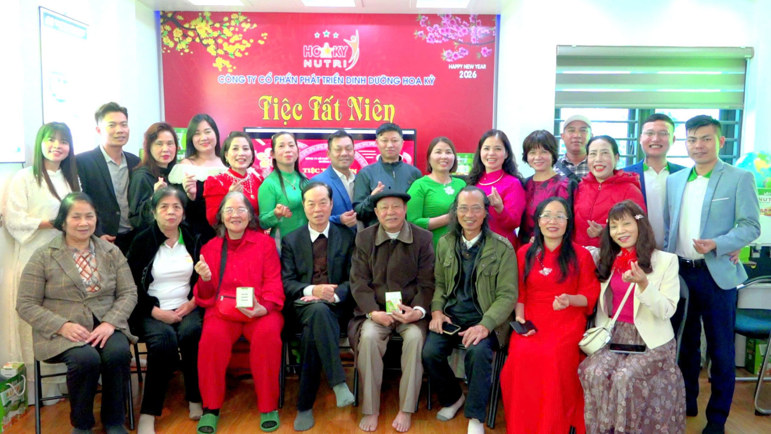 Lãnh đạo công ty cùng quý đối tác, khách hàng trong buổi tiệc tất niên 2025