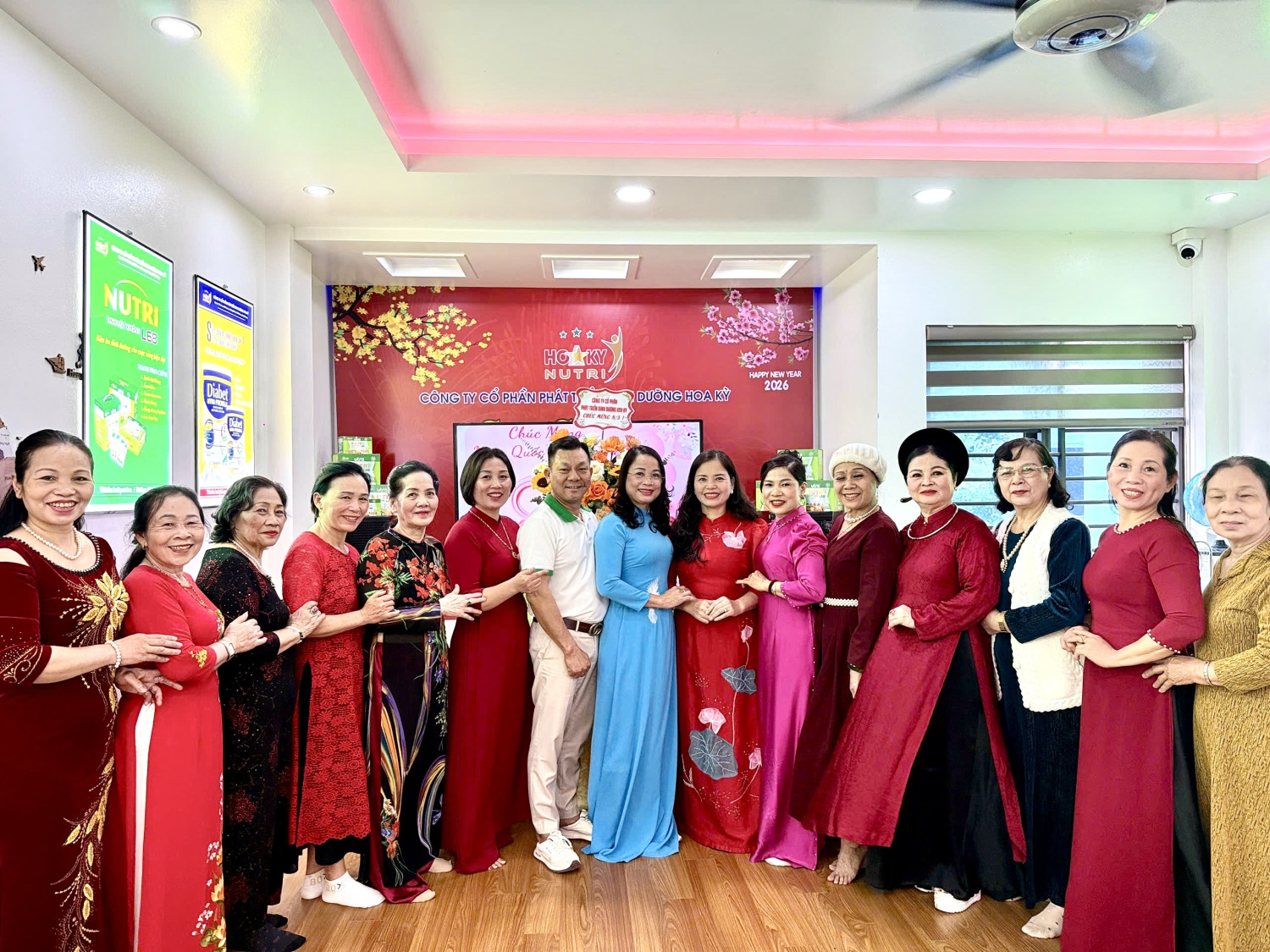 Lãnh đạo công ty cùng quý đối tác, khách hàng trong buổi lễ kỷ niệm Quốc tế phụ nữ