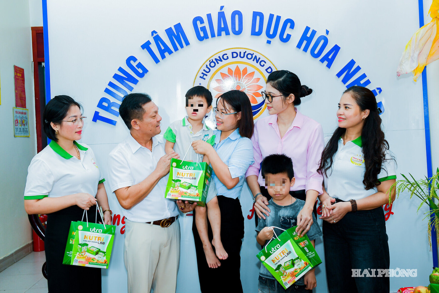 Trao quà cho các em nhỏ vui tết Trung thu tại TT Giáo dục hòa nhập Hướng Dương
